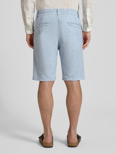Männermodel trägt hellblaue Tapered Chinoshorts aus Leinen-Mix Modell 'DS_3S' von BOSS Orange, Flammgarn-Struktur, Ganzkörperansicht Rückansicht.