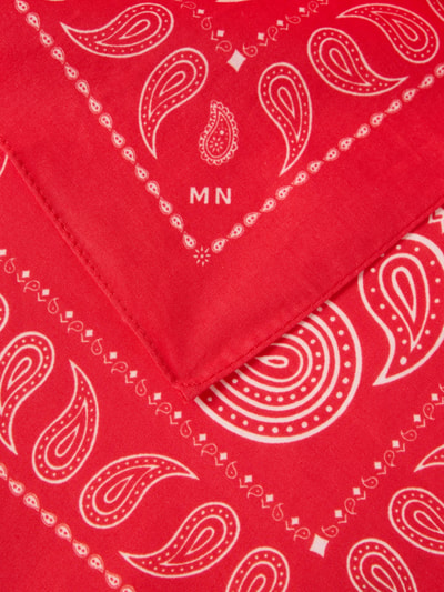 Produktfoto, Halstuch aus Baumwolle im Allover-Look von MADS NØRGAARD in quadratischer Form, roter Stoff mit weißem Paisleymuster und Label-Detail