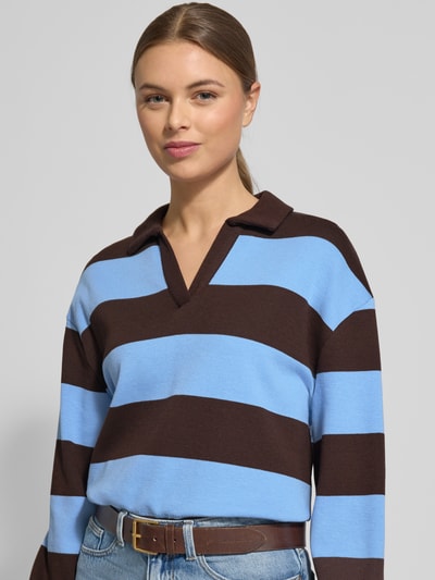 Vrouwenmodel draagt sweatshirt met Umlegekragen model 'Glocki' van Opus in bruin-blauw, mix van katoen en elastaan, rechte pasvorm, Nahaufnahme Oberkörper.