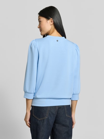 Vrouwenmodel draagt pullover uit modalmix van Rich & Royal in lichtblauw, losse pasvorm, elastische boorden, 3/4-mouw, geheel van achteren