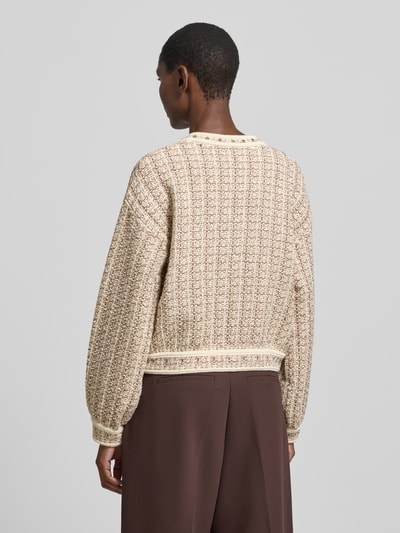 Frauenmodel trägt Regular Fit Jacke mit Strasssteinbesatz von Liu Jo White, Damen Jacke aus Baumwoll-Mix mit Strukturmuster, Rundhalsausschnitt, durchgängige Knopfleiste, Paspeltaschen und eingefassten Abschlüssen, Rückansicht Ganzkörperansicht.
