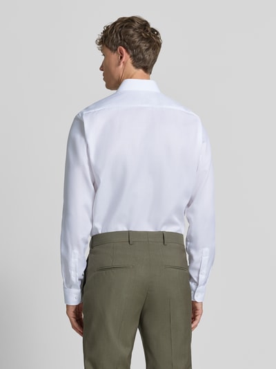 Männermodel draagt Slim Fit Business-Hemd met kentkraag van Christian Berg Men, puur katoen, langemouw, ruglengte 83 cm, schouderbreedte 45 cm, mouwlengte 71 cm, zakelijk overhemd, geheel wit, zachte textuur, stevige stof, glad oppervlak. Ganzkörperansicht Rückansicht.