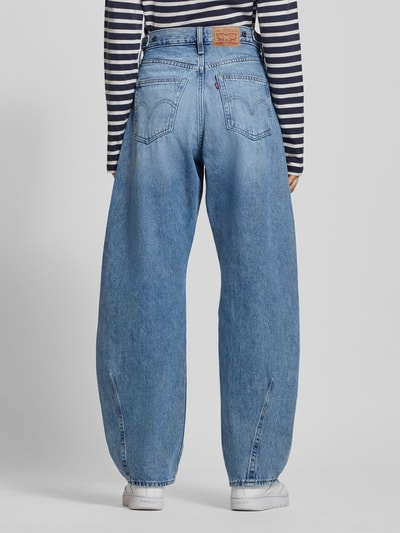 Modelka nosi Barrel Fit Jeans mit 5-Pocket-Design von Levi's®, jasnoniebieski, bawełna, luźny krój, widok całej sylwetki od tyłu.