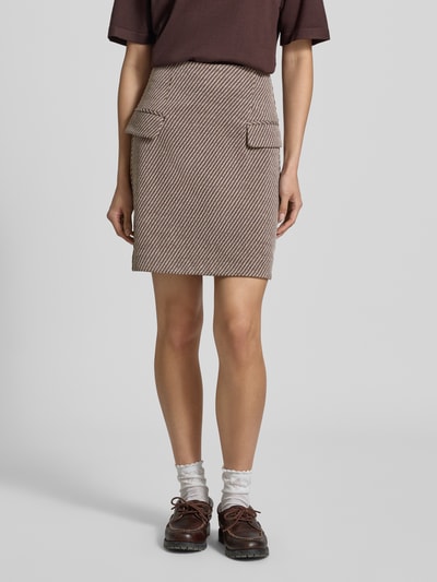 Kobiece modelka nosi spódnicę mini z elastycznej mieszanki materiałów z dodatkiem wiskozy ICHI Model 'Kate', Linia a, Kieszenie z patką, fakturowany wzór, Szerokość w rozmiarze S: 38 cm, całkowita długość w rozmiarze S: 49 cm, widok całej sylwetki z przodu.