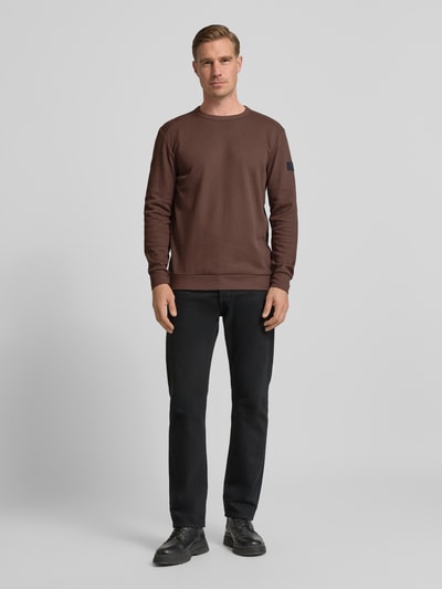 Männermodel trägt Regular Fit Langarmshirt aus Baumwoll-Mix von Tom Tailor, Optik: unifarben, Waffel-Struktur, Ganzkörperansicht von vorne.