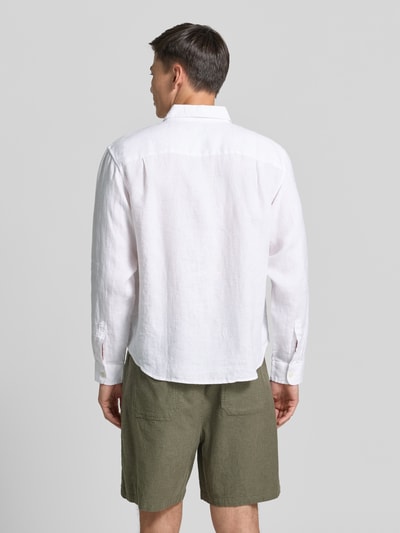 Männermodel trägt Regular Fit Leinenhemd mit Kentkragen von GAP, reines Leinen, weiß, Knopfleiste, Rückenlänge 71 cm, Ganzkörperansicht Rückansicht