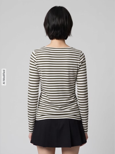 Vrouwenmodel draagt slim fit shirt met lange mouwen van puur katoen in zwart-wit gestreept, s.Oliver RED LABEL, geheel van achteren, KI-modificeerd beeld