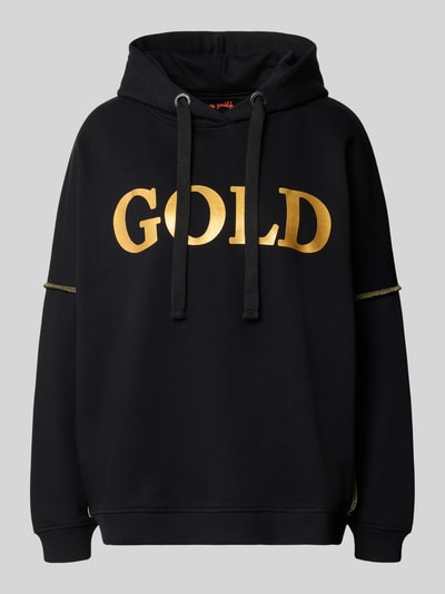 Produktfoto, Oversized Hoodie aus reiner Baumwolle Modell 'Silver and Gold' von miss goodlife, schwarz mit goldenem Statement-Print, Kapuze, Tunnelzug, Kontrastnähte, elastische Abschlüsse