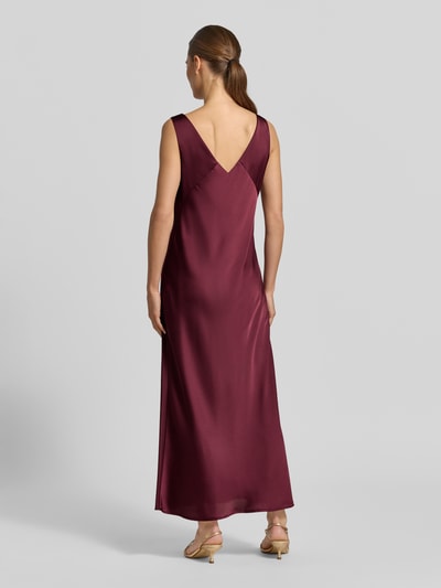 Frauenmodel trägt Cocktailkleid aus Satin mit Rundhalsausschnitt von V by Vera Mont in A-Linie als Maxikleid, Farbe Bordeaux, Rückenlänge 137 cm, Brustweite 41 cm, Ganzkörperansicht Rückansicht.