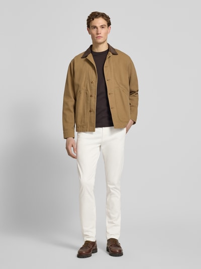 Mannelijk model draagt Slim Fit Chino uit katoenmix model 'Chino Slim' van BOSS Orange, look: effen, twill, voorkant volledige lichaamsweergave.