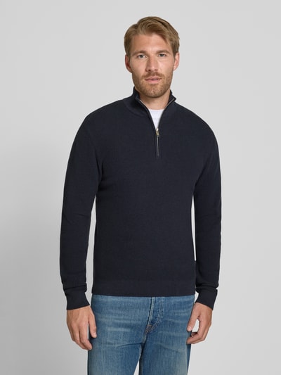 Männermodel trägt Slim Fit Troyer aus Mieszanka bawełny von Matinique, kołnierz zapinany, prążkowany pas, krój z długim rękawem, Długość tyłu w rozmiarze M: 67 cm, Długość rękawów w rozmiarze M: 68 cm, kolor ciemnogranatowy, prosta faktura, Ganzkörperansicht von vorne