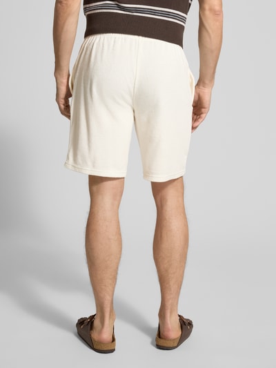 Mężczyzna nosi Shorts mit elastischem Bund von MCNEAL, bawełniany mix, krój regular fit, elastyczny pas, długość nogawki 21 cm, widok całej sylwetki od tyłu