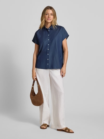 Vrouwenmodel draagt Relaxed Fit Bluse aus Lyocell-Baumwoll-Mix van Christian Berg Woman, denim-look in donkerblauw, knoopsluiting, overhemdkraag, lichte linnen broek, zachte textuur, rechte vormen, Ganzkörperansicht van voren.