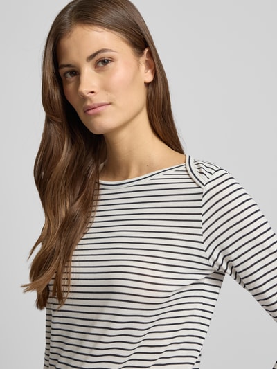 Modelka kobieca nosi Longsleeve mit 3/4-Ärmel od Windsor, biało-czarny, prążki, lyocell-bawełna, krój regular fit, okrągły dekolt, długość tyłu 58 cm w rozmiarze 36, zbliżenie na górną część ciała