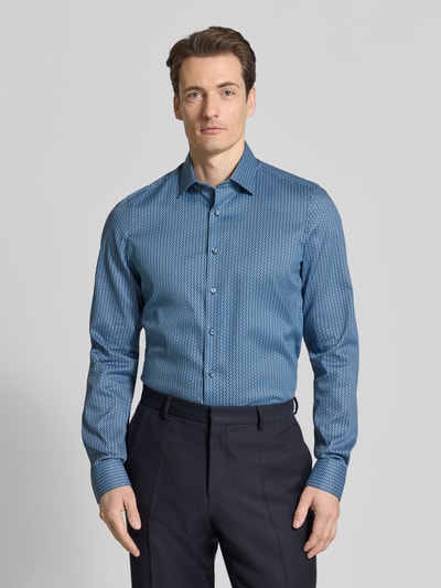 Männermodel trägt Body Fit Business-Hemd mit extra langem Arm von OLYMP Level Five, Baumwoll-Elasthan-Mix, Kentkragen, Knopfleiste, Ganzkörperansicht von vorne.