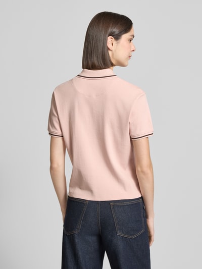 Frauenmodel trägt Regular Fit Poloshirt aus Baumwolle von Jake*s Casual in zartem Rosaton mit Polokragen und elastischen Ärmelabschlüssen, Rückenlänge bei Größe M 54 cm, Ganzkörperansicht Rückansicht.