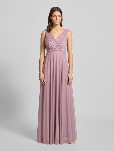Modelka kobieca nosi Regular Fit Abendkleid mit Glitzer-Mesh von TROYDEN COLLECTION, kolor różowy, krój regular fit, głęboki dekolt V, dopasowana talia, bez rękawów, efekt marszczenia, szerokość w rozmiarze 36: 37 cm, długość tyłu: 136 cm, widok całej sylwetki z przodu.