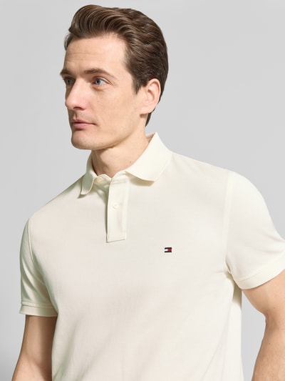 Männermodel trägt Regular Fit Poloshirt aus katoenmix van Tommy Hilfiger, look: effen, logostitching, polokraag, 2-knoopsluiting, korte mouw, piqué, nahaufnahme bovenlichaam.
