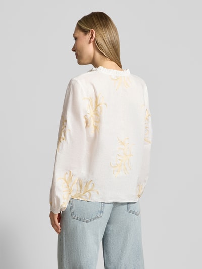 Frauenmodel trägt Bluse mit Serafino-Kragen und Schnürung von Emily Van den Bergh aus reinem Leinen in Straight Fit mit Embroidery Design, helle Farben, Rückenlänge bei Größe 36: 57 cm, Ärmellänge: 59 cm, Ganzkörperansicht Rückansicht.