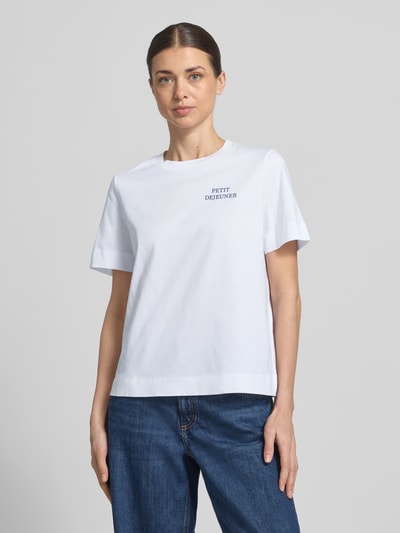 Modelka nosi T-shirt mit Rundhalsausschnitt od Rich & Royal, damski t-shirt z bawełny, krój regular fit, nadruk, okrągły dekolt, długość tyłu 58 cm w rozmiarze S, całkowity widok z przodu.