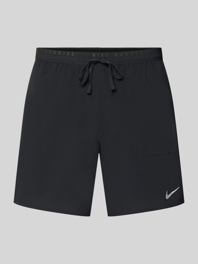 Produktfoto, schwarze Regular Fit Sportshorts mit Dri-FIT-Technologie Modell 'STRIDE' von Nike, glatte Textur, Herren Sportshorts von Nike Training