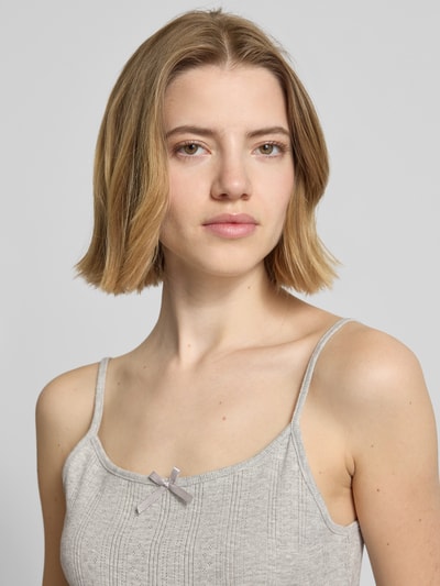 Frauenmodel trägt Regular Fit Top aus reiner Baumwolle Modell 'MARIE' von Pieces, Optik: Unifarben, Struktur-Muster, Rundhals, Ärmelform: Ohne, Nahaufnahme Oberkörper.