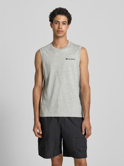 Männermodel trägt Top mit Label-Stitching und Rundhalsausschnitt von CHAMPION in Grau, reine Baumwolle, Regular Fit, Ganzkörperansicht von vorne.
