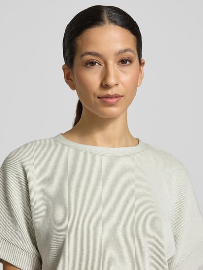 Modelka kobieca nosi Sweatshirt mit 1/2-Arm Modell 'Gimos' od OPUS, mieszanka bawełny i wiskozy, krój regular fit, okrągły dekolt, rękaw o dł. 1/2, jasny kolor, tekstura prążkowana. Zbliżenie na górną część ciała.