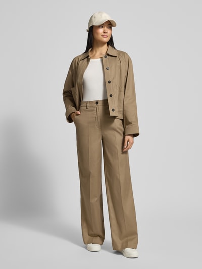 Frauenmodel trägt Regular Fit Hemdjacke aus Baumwoll-Mix von Marc O’Polo in unifarbenem Beige, verdeckte Knopfleiste, Ganzkörperansicht von vorne