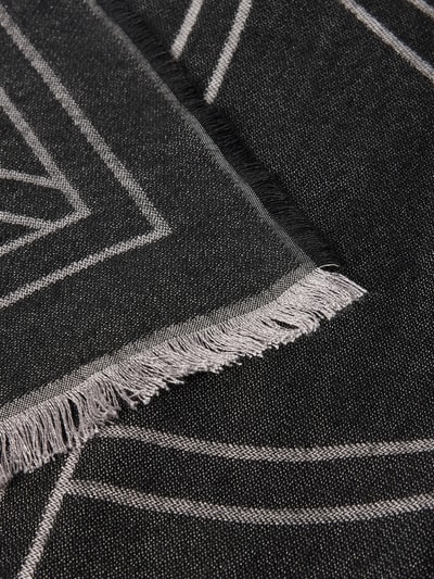 Productfoto, Schal aus Viskose-Mix mit Fransen van CK Calvin Klein, rechthoekig, allover motief, franjes, zwart met lichte lijnen, textuur zichtbaar.