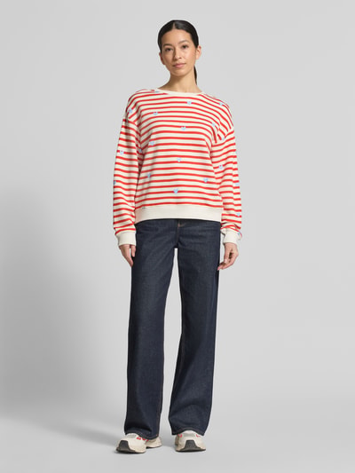 Modelka prezentuje Sweatshirt im Allover-Look von Smith and Soul, bawełna-modal, krój relaxed fit, wzór w paski, okrągły dekolt, pełny widok z przodu.