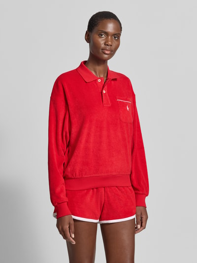 Frauenmodel trägt Regular Fit Poloshirt aus Baumwoll-Mix von Polo Ralph Lauren, unifarben rot, Logo-Stitching, Frottee-Textur, Ganzkörperansicht von vorne.