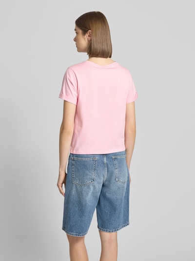 Frauenmodel trägt Slim Fit T-Shirt aus Baumwoll-Mix Modell 'MIRA' von Only, Optik: Unifarben, Kurzarm, Rundhals, Materialverarbeitung: Jersey, Ganzkörperansicht Rückansicht.