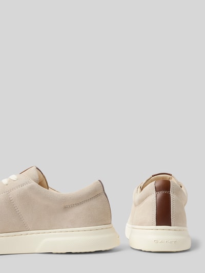 Produktfoto, Sneakersy z naturalnej skóry Gant Sneaker mit Schnürverschluss Modell 'Joree' z zaokrąglonym czubkiem, detal z logo, fakturowana podeszwa, wysokość obcasa 4 cm, wysokość cholewki 7 cm, szerokość cholewki 7 cm, jasny beż z brązowym detalem.