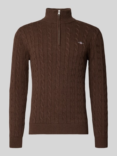 Produktfoto, brauner Strickpullover mit gerippten Abschlüssen von Gant, reine Baumwolle, Slim-Fit, Stehkragen, kurzer Reißverschluss, Label-Stitching.