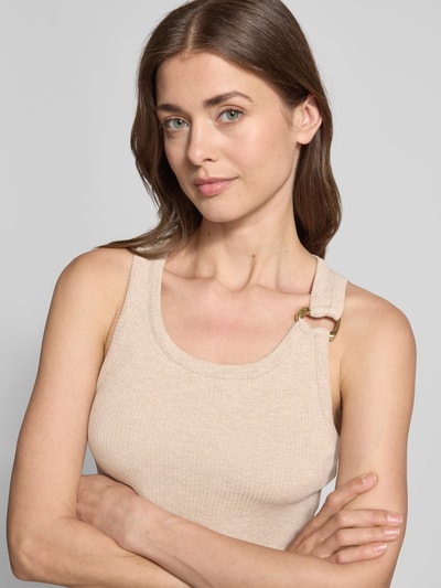 Frauenmodel trägt Regular Fit Tank Top aus Viskose-Mix Modell 'KIKI' von Vero Moda in Beige, breite Träger, Rippstruktur, Nahaufnahme Oberkörper.