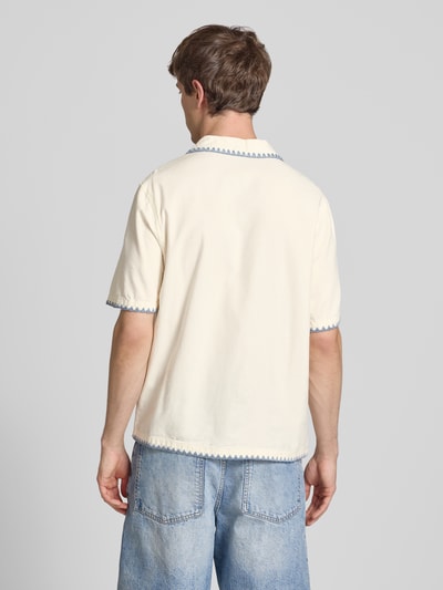 Männermodel trägt Regular Fit Freizeithemd mit umstochener Kante und Reverskragen von REVIEW aus Baumwoll-Viskose-Mix, Stitchings, Rückenlänge bei Größe M 68 cm, Schulterbreite 45 cm, Ärmellänge 31 cm, helles Material mit Kontrastkanten, Ganzkörperansicht Rückansicht.
