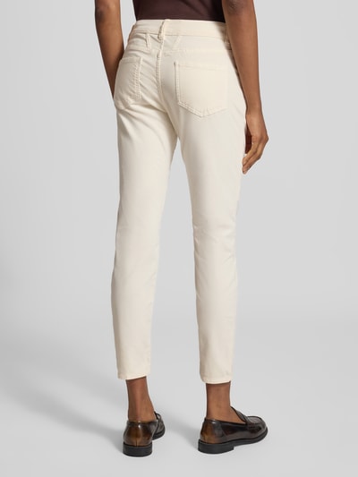 Vrouwenmodel draagt Slim Fit Jeans uit katoenmix Model 'Baker' van closed, 5-pocketmodel, logopatch, verkort pasvorm, bandwijdte 39 cm, binnenbeenlengte 70 cm, ganzicht van achteren