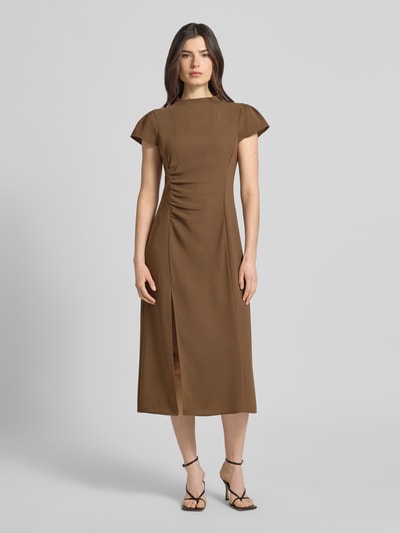 Frauenmodel trägt Midikleid mit Stehkragen und Raffungen von ARMANI EXCHANGE, Taillierter Schnitt, Gehschlitz, Braun, Ganzkörperansicht von vorne.