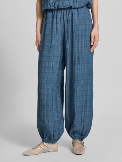 Frauenmodel trägt Stoffhose mit elastischem Bund von Jake*s Casual in Blau, lockerer Schnitt, Gesäßtaschen, Nahaufnahme Unterkörper.