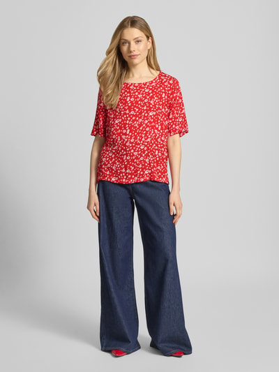 Frauenmodel trägt Blusenshirt aus Reine Viskose mit 1/2-Arm Modell 'MARRAKECH' von ICHI im Allover-Look, Regular-Fit, Rundhalsausschnitt, Ganzkörperansicht von vorne.