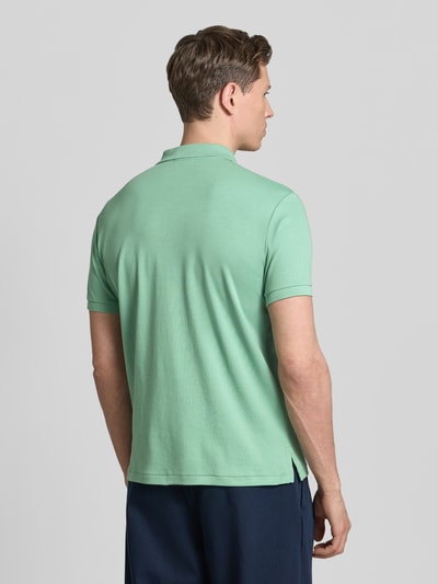 Männermodel trägt Regular Fit Poloshirt aus reiner Baumwolle van Polo Ralph Lauren in look: effen, regular fit, gestikt logo, polokraag, 3-knoopsluiting, korte mouw met geribde mouwboord, gesplitste rompzoom, jersey van puur katoen, ganzkörperansicht rückansicht.