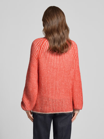 Vrouwenmodel draagt Relaxed Fit Cardigan aus Schurwoll-Mix mit Alpaka-Anteil van Lanius, dames cardigan met tricotlook, knoopsluiting, ruglengte maat 36: 57 cm, mouwlengte maat 36: 44 cm, rood-wit gestreept, mix van scheerwol en alpaca, grof gebreide textuur, geheel van achteren