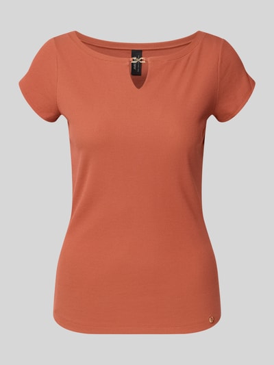 Produktfoto, T-Shirt mit Cut Out od Marc Cain, kolor rdzawy, modal z domieszką stretchu, krój prosty, cienki prążkowany materiał, okrągły dekolt, detal cut out, długość tyłu w rozmiarze 36: 56 cm