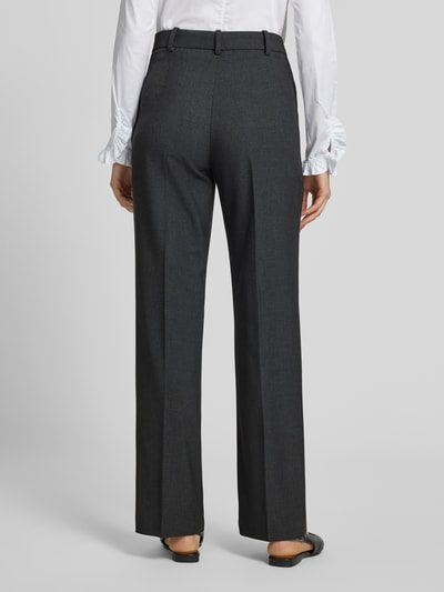 Frauenmodel trägt Straight Fit Hose mit viskose-Anteil Modell 'Bergen' von MANGO in Dunkelgrau, Bügelfalten, elastischer Stoff, Ganzkörperansicht Rückansicht.