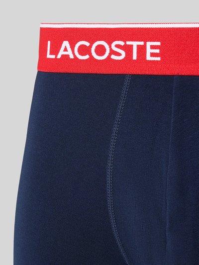 Produktfoto, Trunks aus Baumwoll-Mix im 3er-Pack von Lacoste in Dunkelblau mit rotem elastischem Label-Bund, glatte Struktur