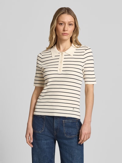 Frauenmodel trägt Strickshirt mit Streifenmuster Modell 'Caliz' von MOS MOSH im Viskose-Mix mit Seiden-Anteil, Regular-Fit, Ripp-Optik, Polokragen, Knopfleiste, cremefarben mit dunklen Streifen, Nahaufnahme Oberkörper.