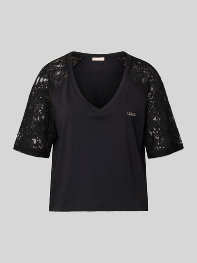 Produktfoto, schwarzes T-Shirt mit Spitze und Logo-Stitching von LIU JO SPORT, V-Ausschnitt, Raglanärmel aus Spitze, Baumwolle, gerader Schnitt