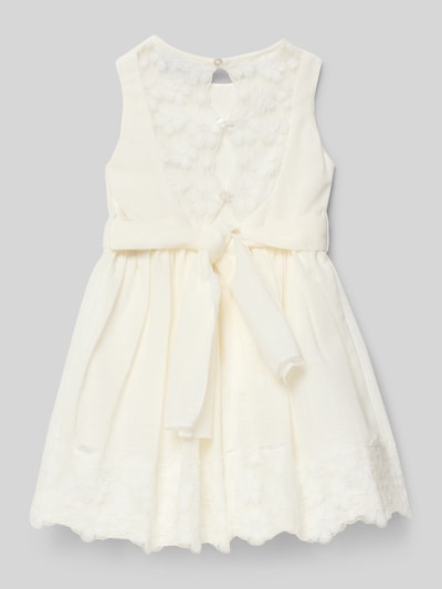 Productfoto, 'Kleid mit Spitze und Taillenband' van Mayoral, wit, A-lijn, katoenmix, ronde hals, kanten details, bloemenapplicatie op tailleband, ruglengte maat 116: 57 cm