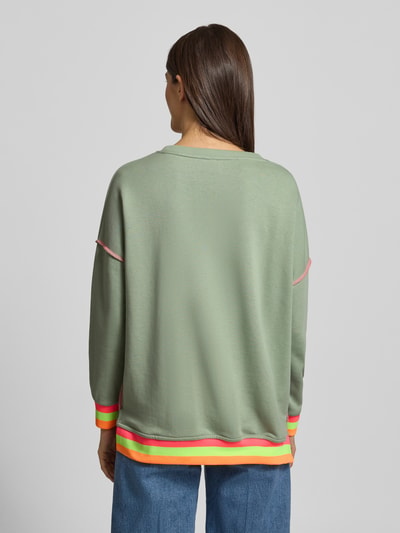Kobieta modelka nosi Oversized Sweatshirt mit gerippten Abschlüssen von miss goodlife z bawełny, krój oversized, prążkowane wykończenia, okrągły dekolt, nadruk z napisem, widok całej sylwetki z tyłu.